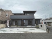 DEMO-01 ●ヘーベルハウスの軽量鉄骨造
●角地物件
●駐車3台可能
●家具・照明付き