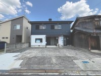 DEMO-01 ●パナホーム施工の軽量鉄骨造
●並列4台駐車可能です
●2026年3月内装リフォーム済
