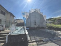 DEMO-01 ●2026年9月内外装リフォーム完了予定
●土地面積約80.35坪
●駐車スペース並列4台駐車可能（車種による）
