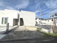 DEMO-01 ●JR「栗東駅」徒歩19分・「守山駅」徒歩21分
●オール電化住宅
●リビング階段
●敷地南東側は水路と道路につき、隣接して建物はありません
